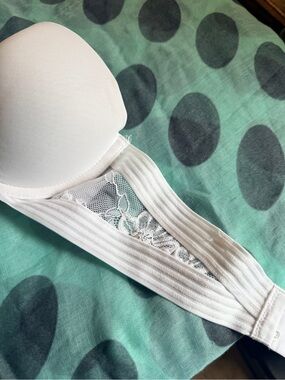 Maidenform White Lace Trim Strapless Bra